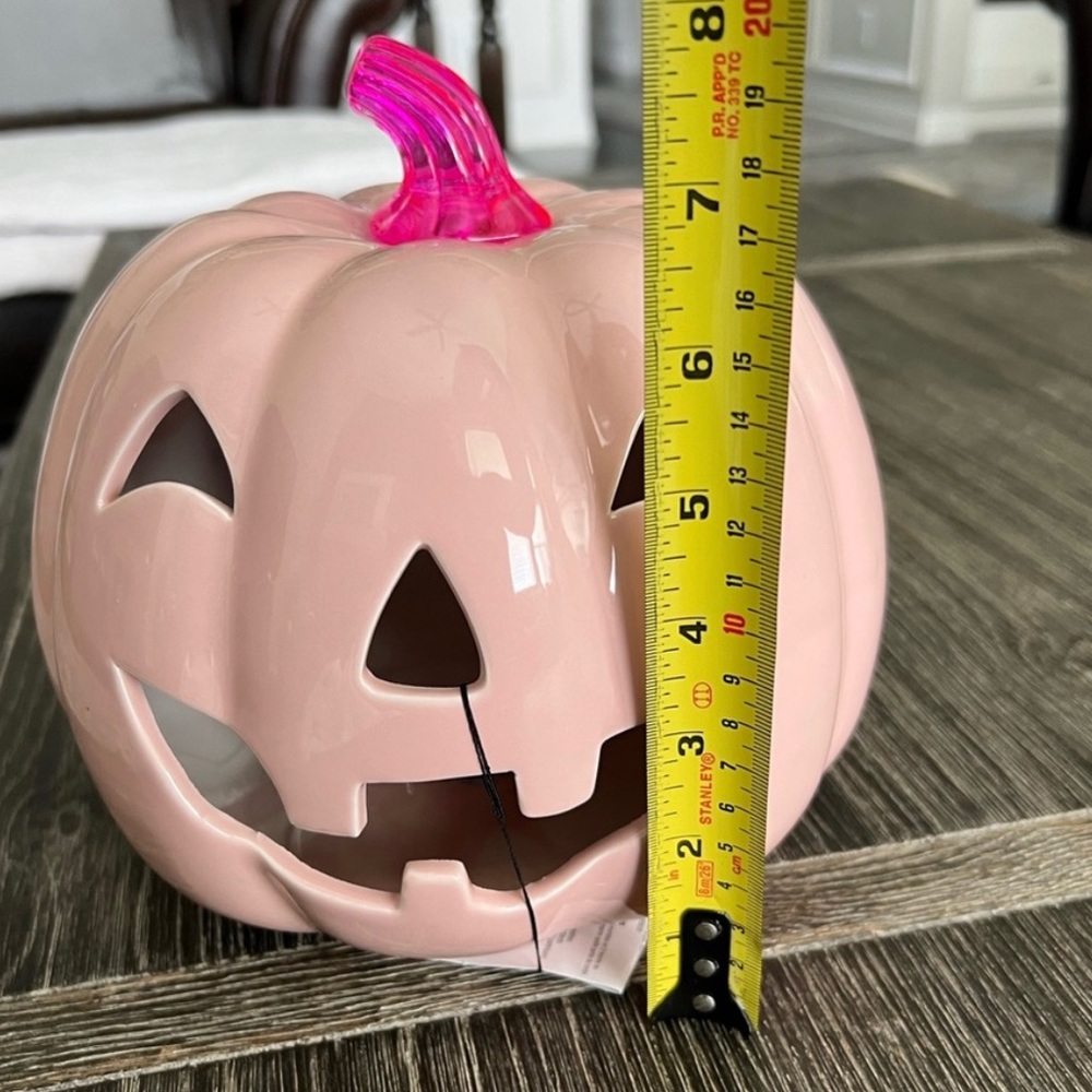NWT 💖🎃💖 Goblin and Ghoul 8” LED Jack o lantern HOT PINK Ceramic Pumpkin - Picture 6 of 6